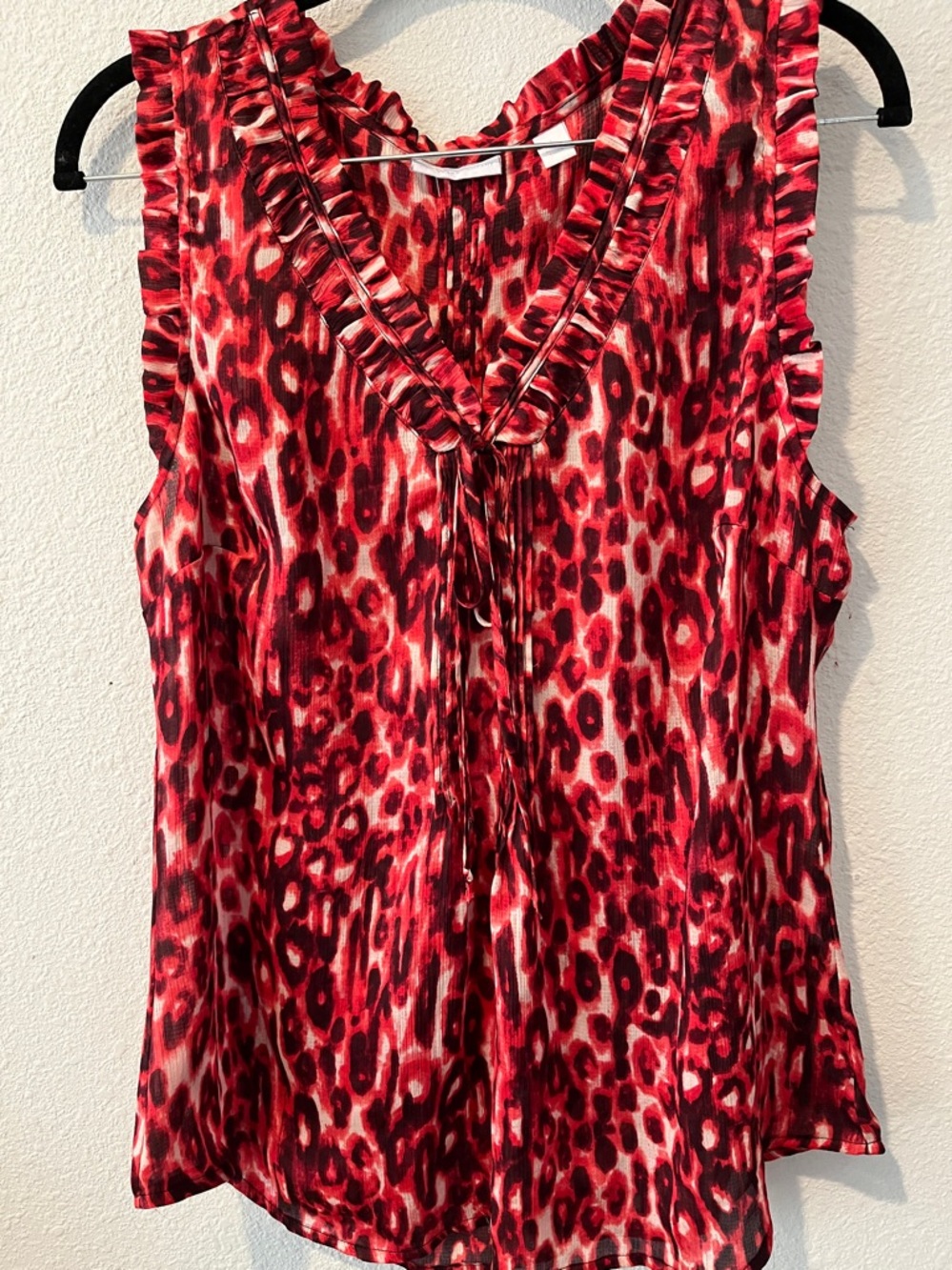Bold Red Leopard Print Ruffle V-Neck Sleeveless Blouse!
Boho,
Sz L